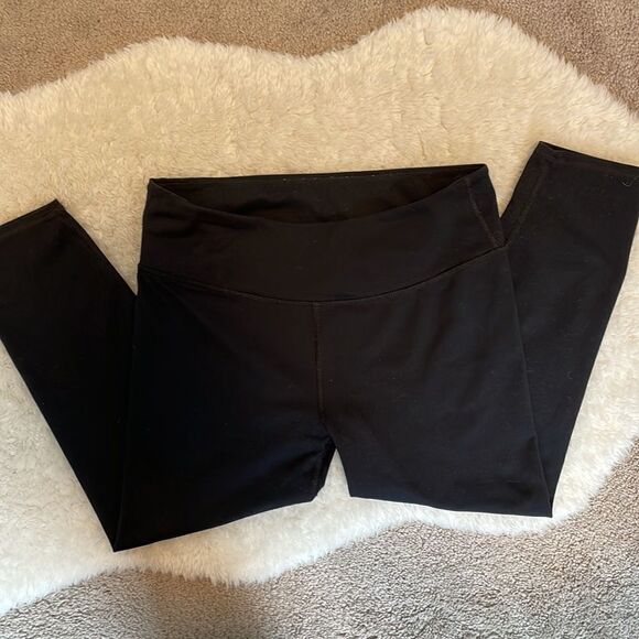 𝅺Fabletics Capri Leggings - Picture 4 of 5